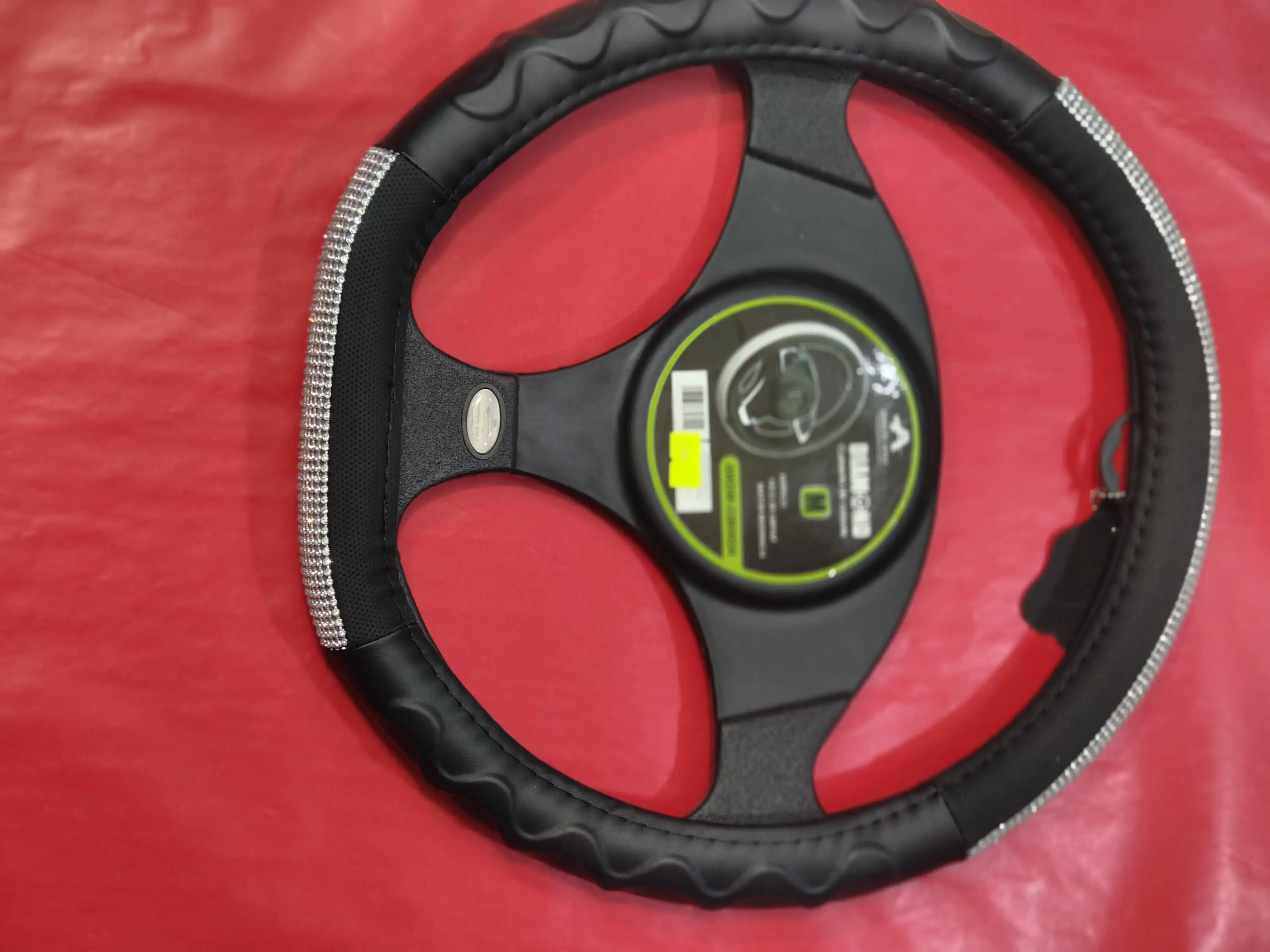 Cubrevolante deportivo negro con costuras rojas