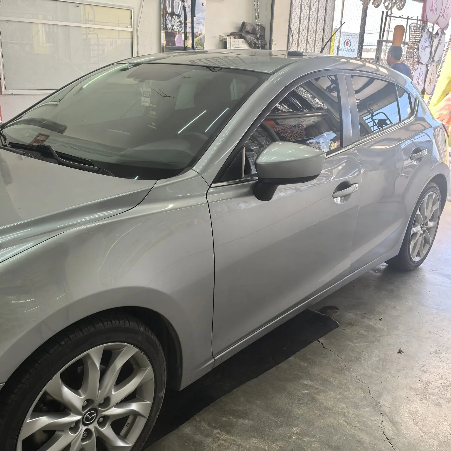 Mazda 3 plata con polarizado de vidrios