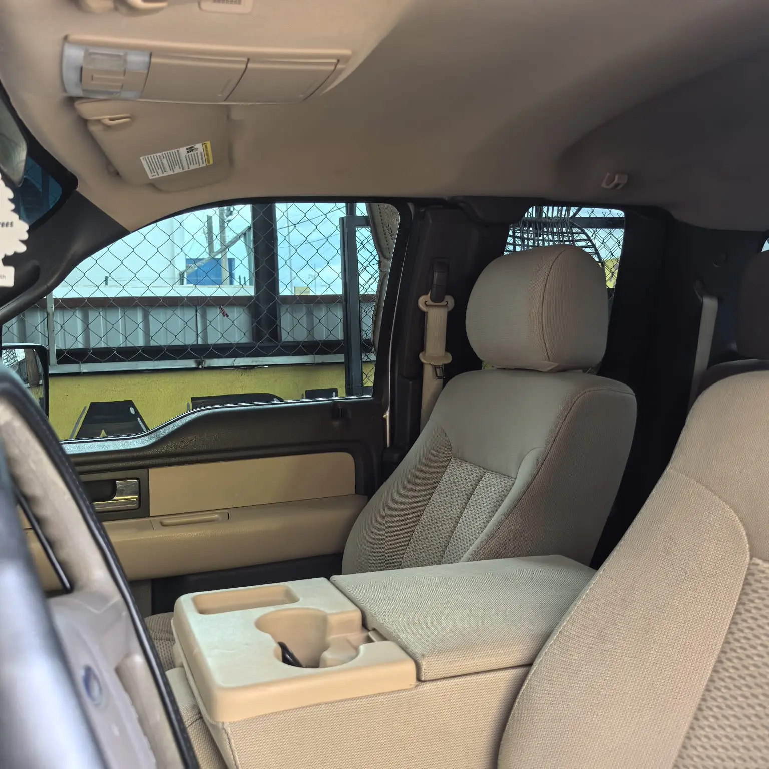 Interior de tela de una Ford Lobo