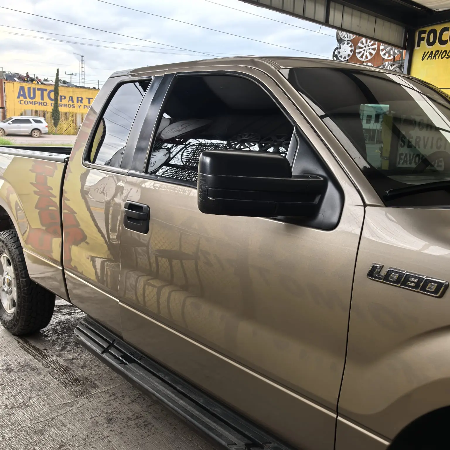 Camioneta Ford Lobo dorada con vidrios polarizados