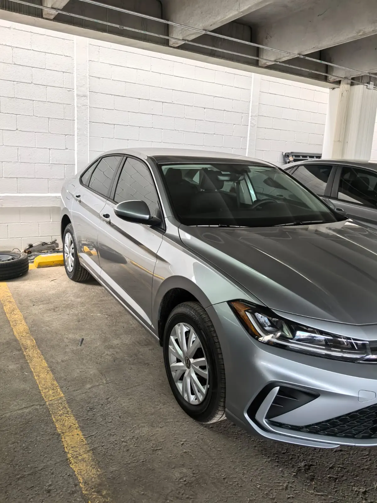 Volkswagen Jetta plata estacionado en garage con polarizado
