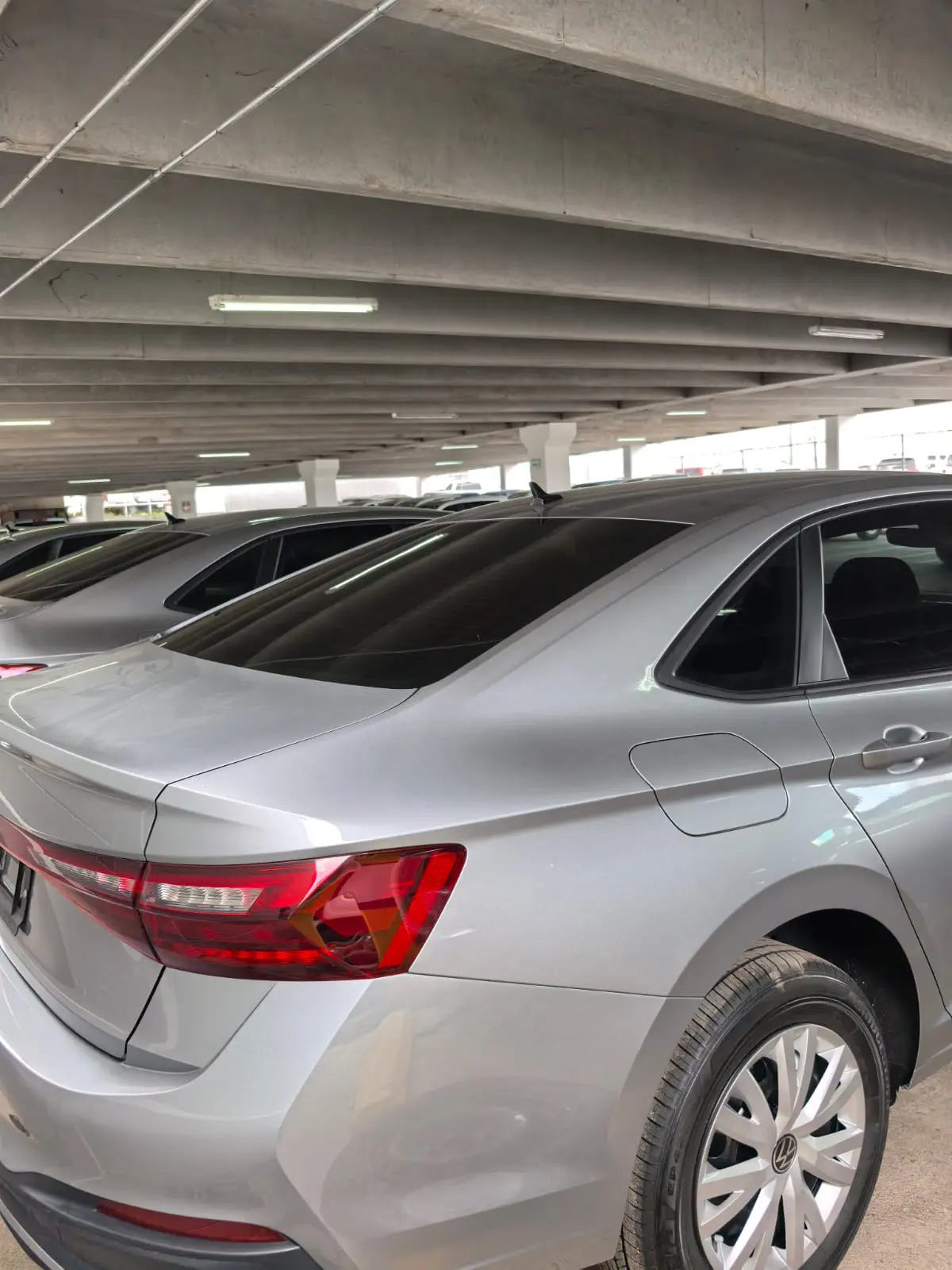 Varios autos Volkswagen Virtus en estacionamiento