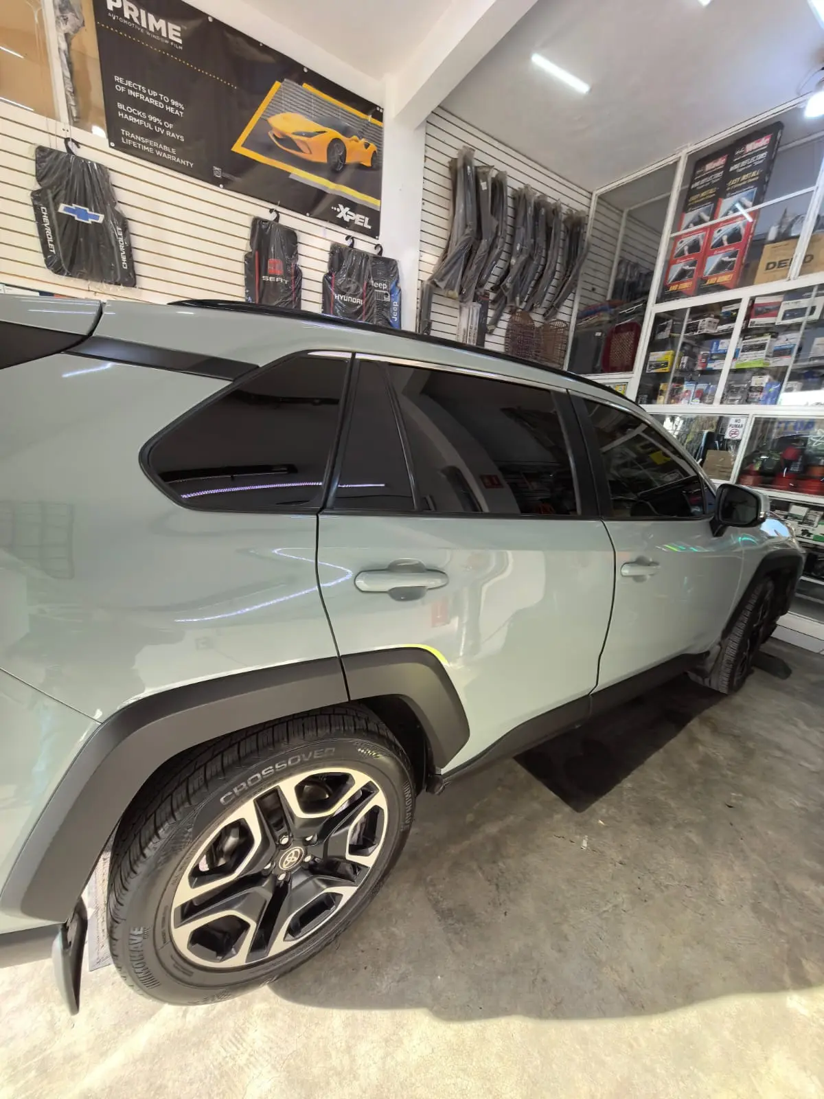 Toyota RAV4 color verde claro con vidrios polarizados