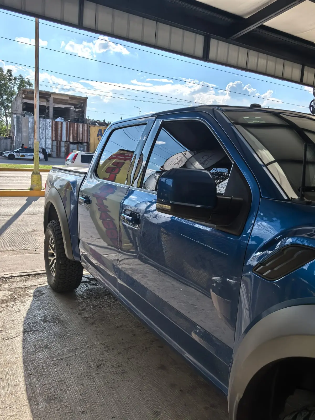 Ford Raptor azul de alto rendimiento con vidrios polarizados