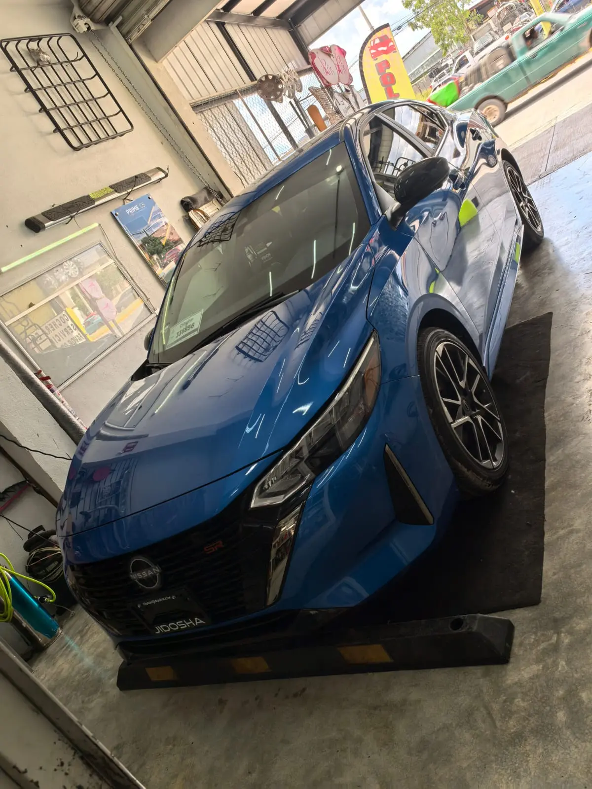 Nissan Sentra SR azul con vidrios polarizados