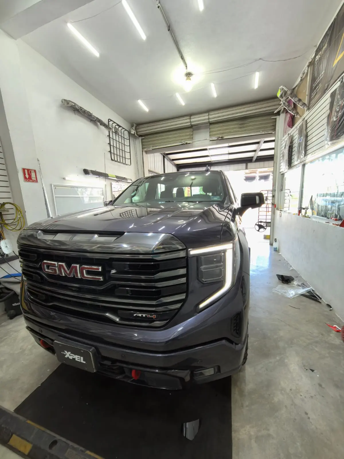 GMC Sierra AT4 color gris oscuro de frente con logo rojo