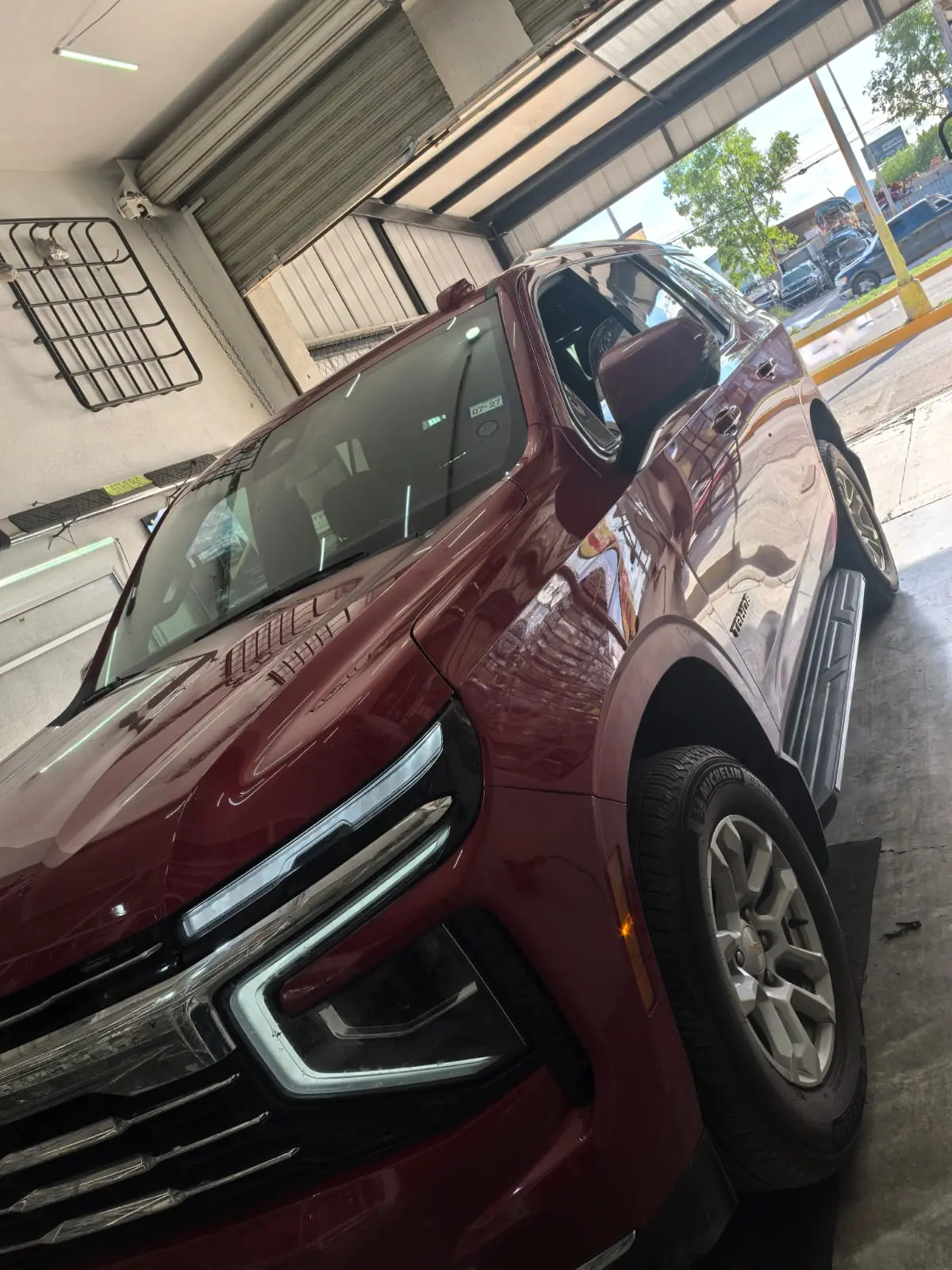 Chevrolet Tahoe color vino con polarizado cerámico