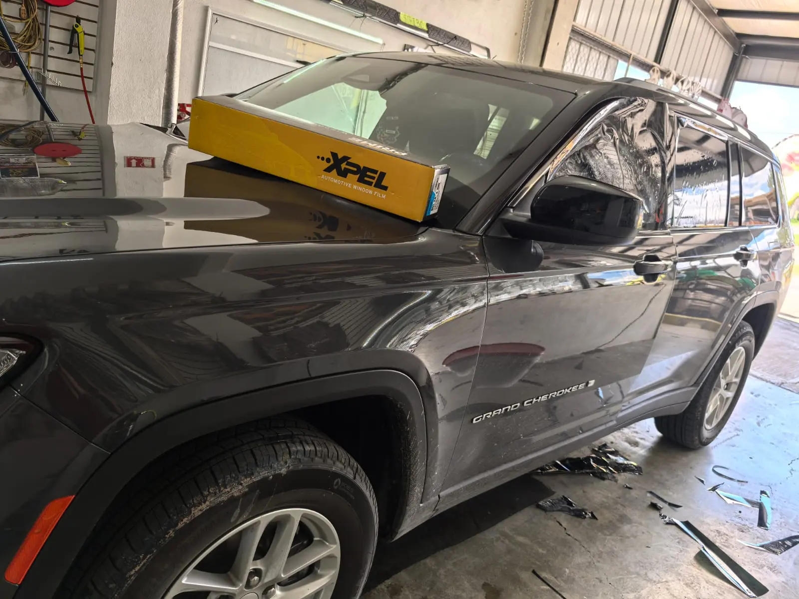 Jeep Grand Cherokee gris oscuro durante instalación de polarizado