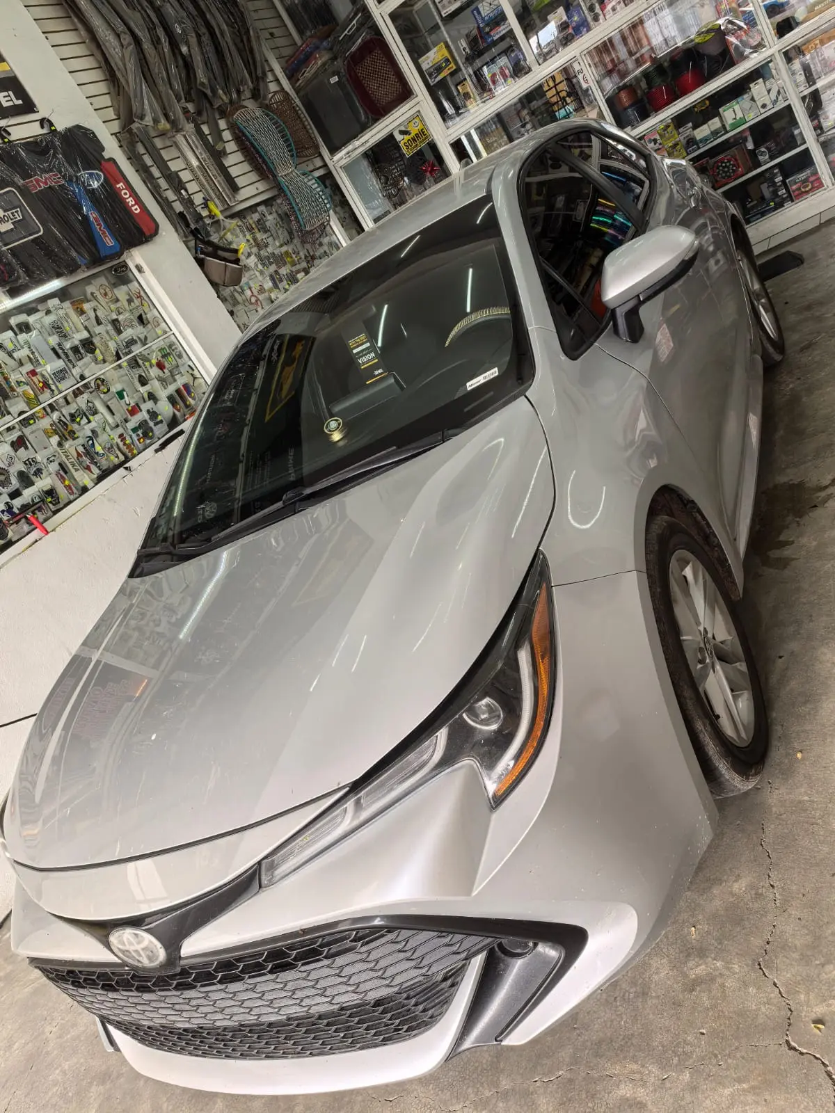 Toyota Corolla plata con polarizado de control solar