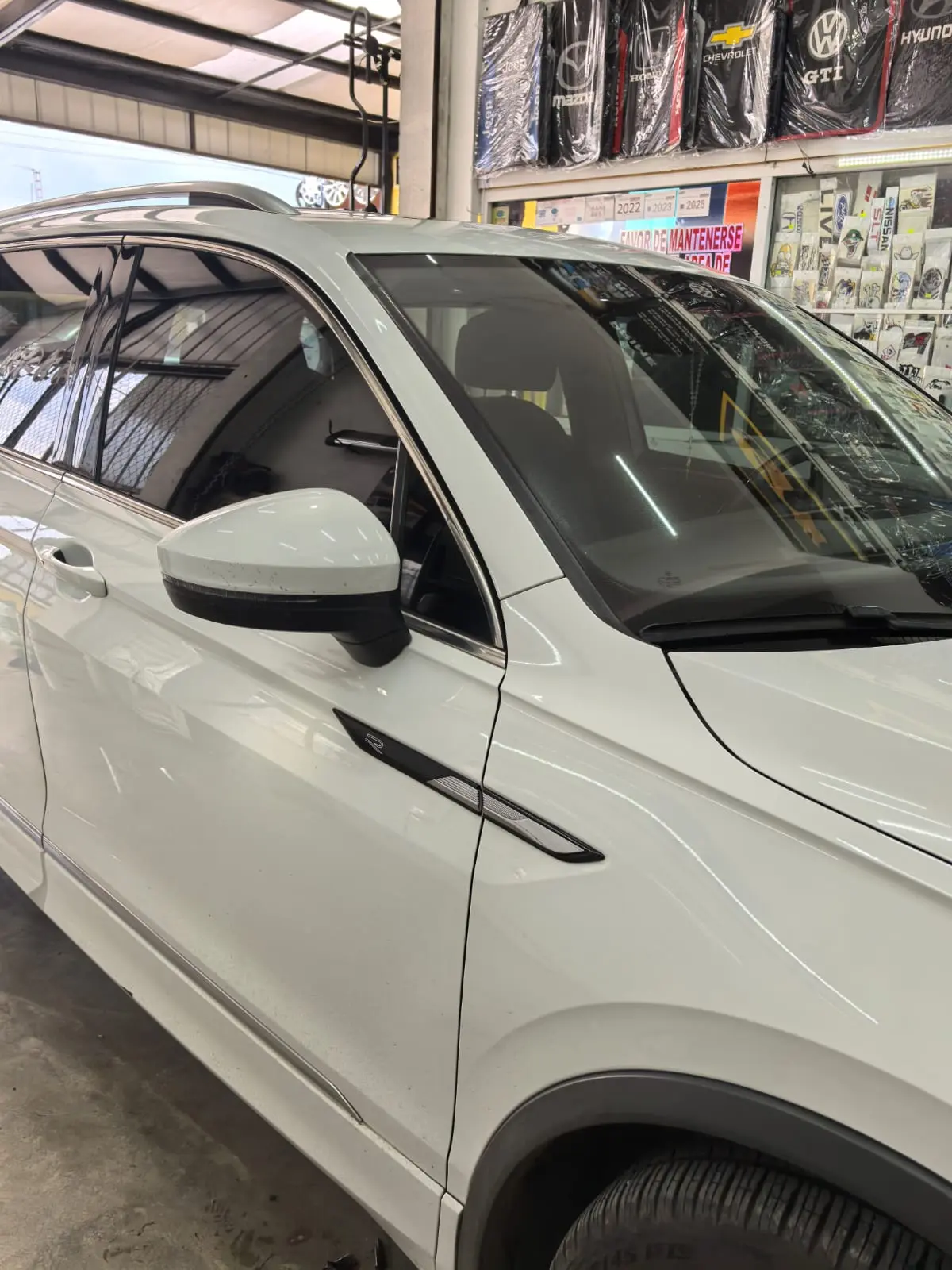 SUV Volkswagen Tiguan blanca con polarizado en ventanillas