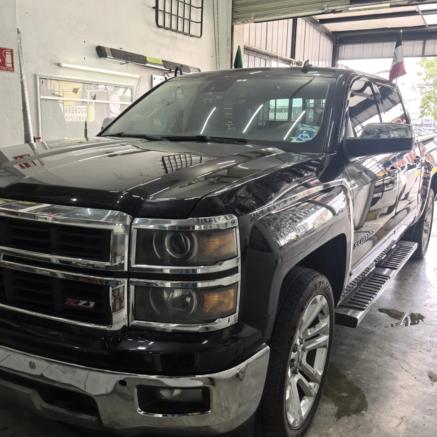 Chevrolet Silverado negra con acabados cromados y polarizado