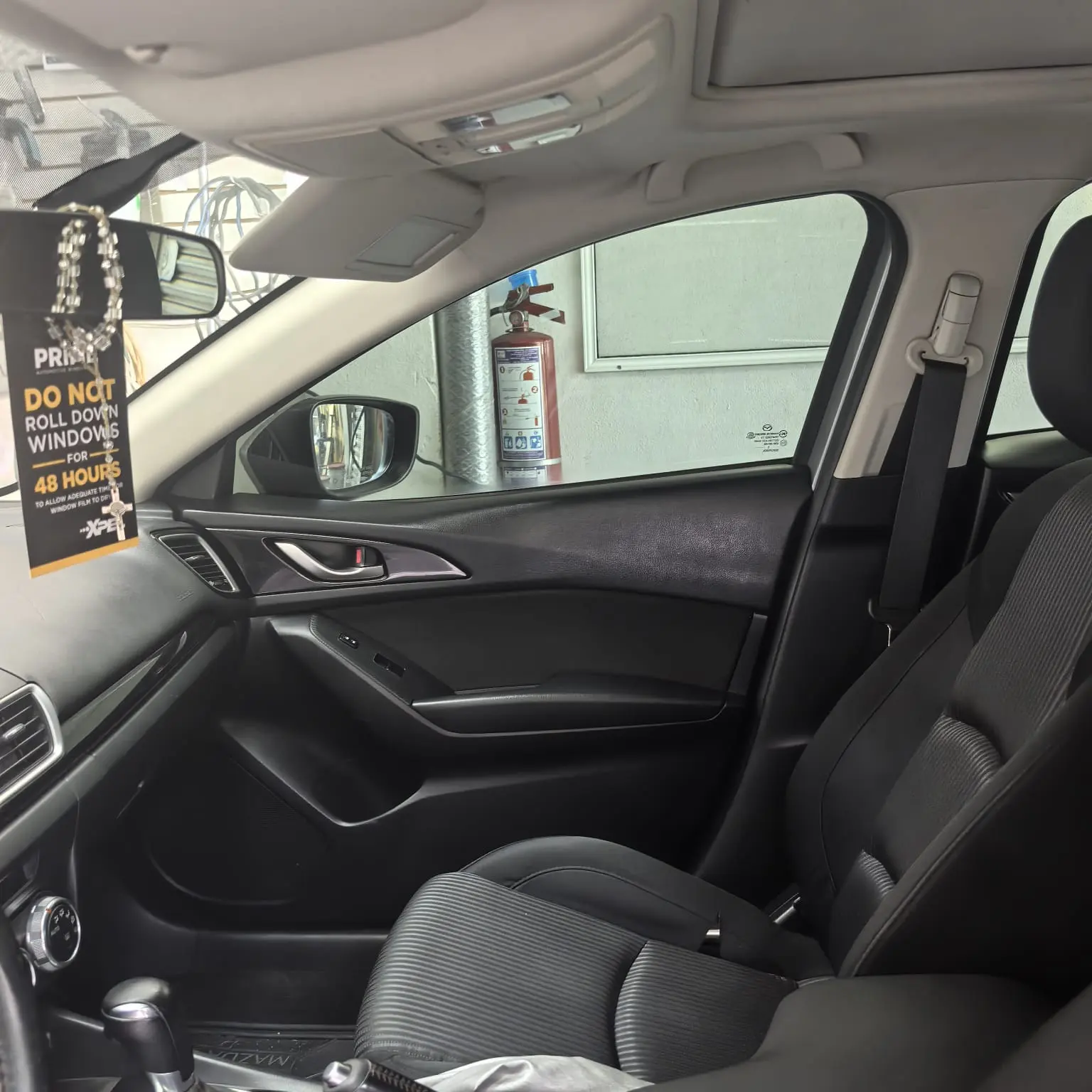 Interior de Mazda 3 con polarizado oscuro