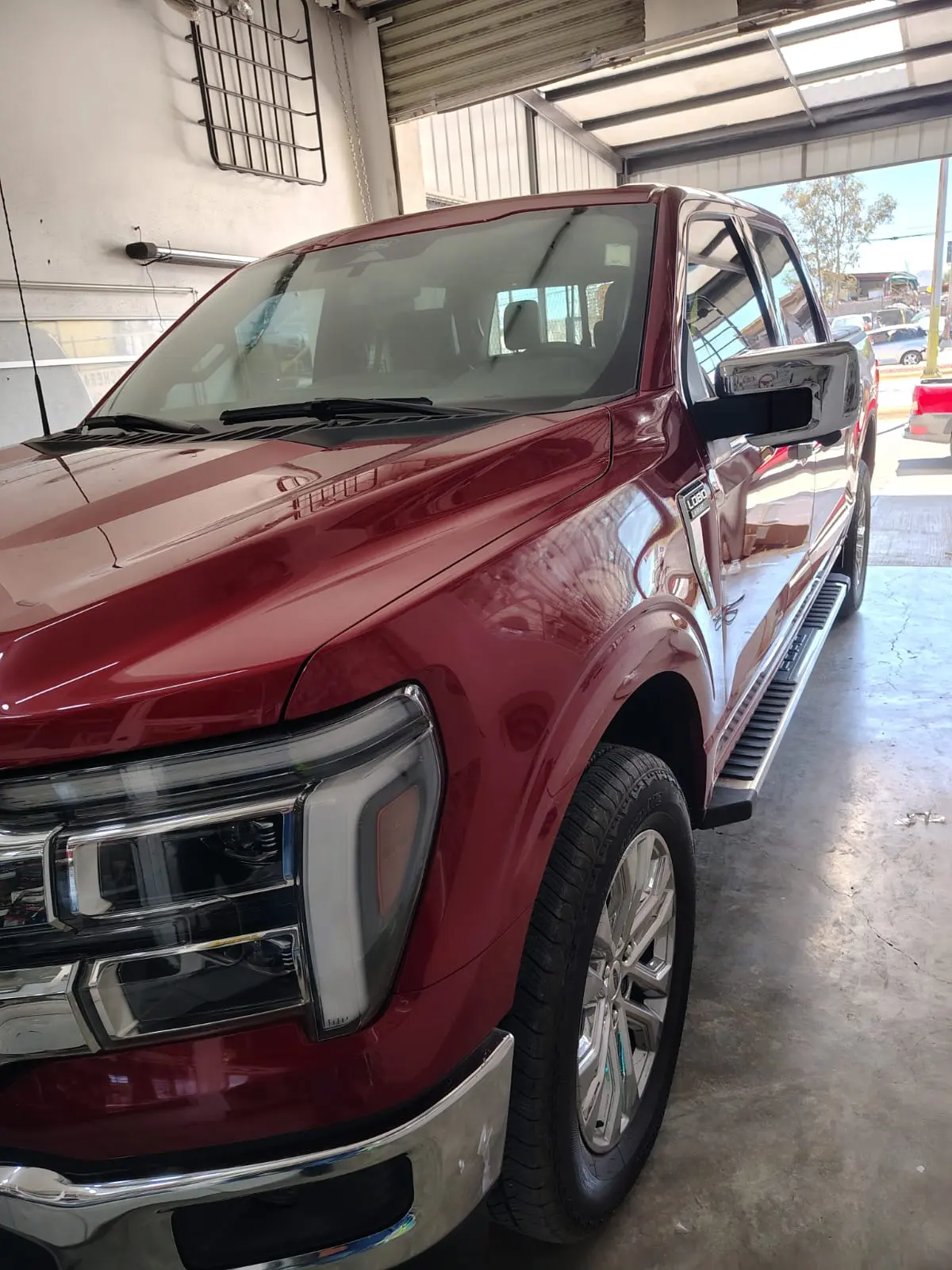 Camioneta pickup con polarizado oscuro