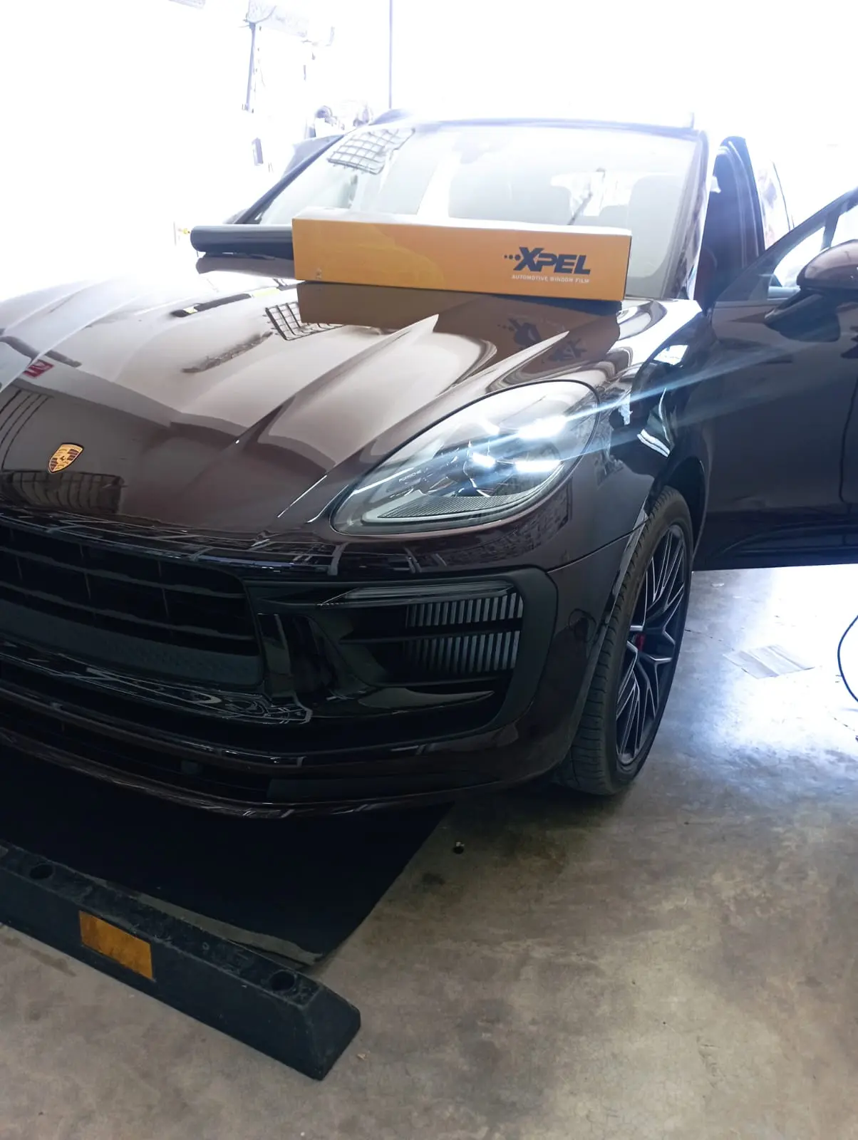 SUV con luces exploradoras LED