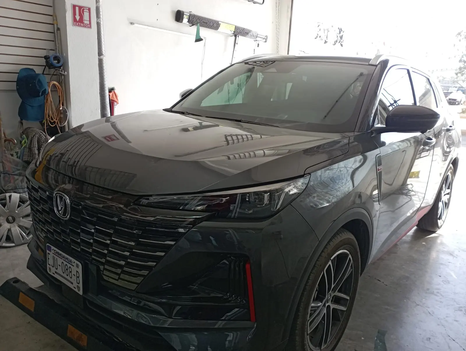 SUV blanca con polarizado control solar